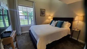 Lake View/Comfy beds! Fresh remodel..3 mi to Strip - Image 2