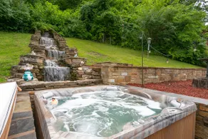 NEW!”Outdoor Oasis” Pool, Hot Tub, Firepl, 6 bedr - Image 3