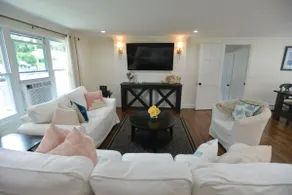 Luxe, very private retreat with a large yard & fire pit - Image 2