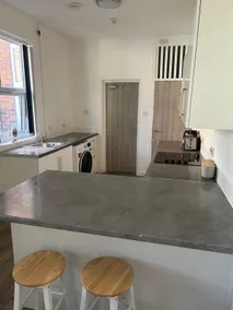 Spotless Ground Floor Apartment - Image 5