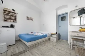 Captain's Economy Studio with sea view in oia - Image 2