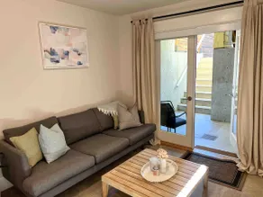 Private 1-bedroom Cedar Cottage suite with patio - Image 4