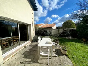 Charming family home with 4 bedrooms and parking - Image 3