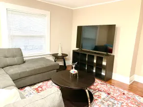 Newly Renovated Spacious 4BR peaceful downtown Apt - Image 5
