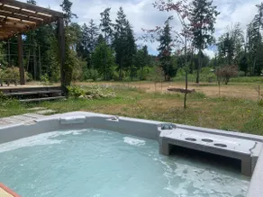 Modern 3bed Farmhouse w Hot Tub - Image 2