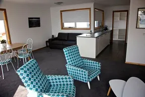 Penguin Beachfront Apartments - 2brm Seaview Apt - Image 5