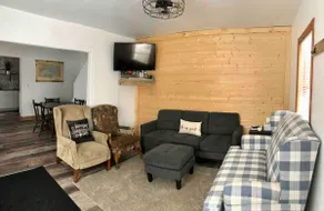 The Yellow Door Place! Convenient & Sleeps 6! - Image 3