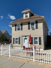 Prime Location-1st flr unit- Beach passes Included - Image 3