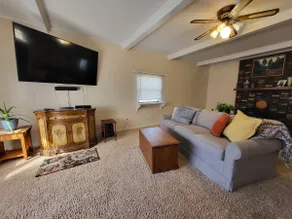 Cozy, quiet 3 bdrm home nearby local amenities - Image 2