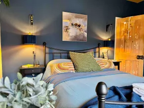 3BR House Sleeps 7 | Free Parking | Central - Image 2