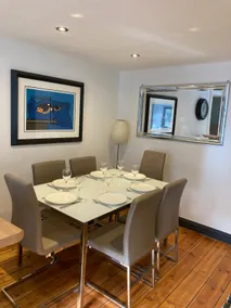 Central townhouse. Great location with parking - Image 5