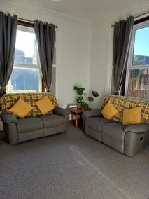 1 Bedroom apartment with a 5 minute walk into the town. Enclosed garden. - Image 2