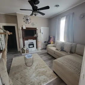 Rustic Charm 1 bedroom entire townhouse - Image 4