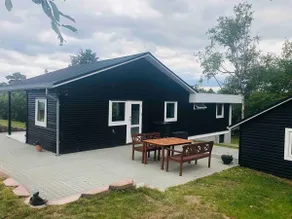 Cozy cottage in a quiet setting near the water - Image 3