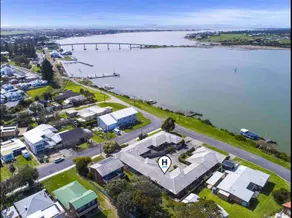 Riverside Retreat … with beautiful water views - Image 2