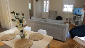 Stylish country cottage in central Orange - Image 2
