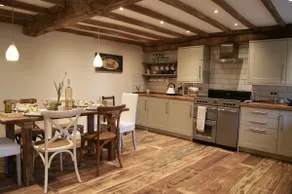Grade ll listed Gorgeous Cottage - Image 4