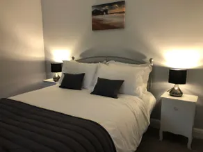 Private Stylish Lodge, Hot Tub, Wi-Fi, Heating, 5* - Image 2
