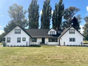 Skagit Valley Farmhouse Loft. Wide Open Spaces and Stunning Balcony Views! - Image 2