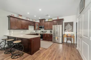 Lynbrook Family Manor~ Rustic 3 Bed /Pet friendly - Image 5