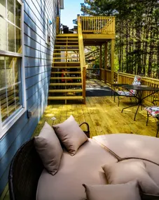 Cozy Yellow Door with a Lake View - Image 5
