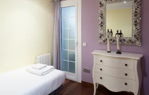 Splendid Gaudi Mercat del Ninot Apartment - Image 4
