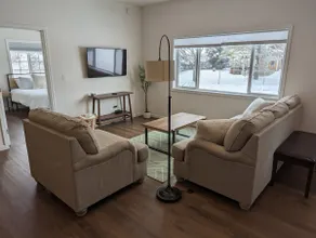Crisp Montana Living 2BR, 7 min from airport - Image 2