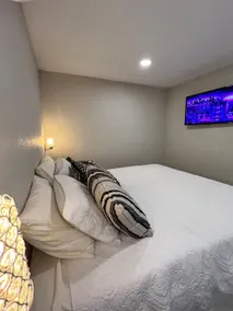 Rick’s Off the Bricks- Guest House w King Bed - Image 4