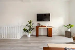 Spacious Mural Apartment with Tall Ceilings and Fresh Vibes - Image 2