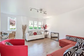 2 Bed Flat, Dedicated workspace, Parking, 4KTV - Image 3