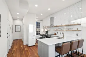 Luxury Loft Downtown with 2 Parking Spaces - Image 2