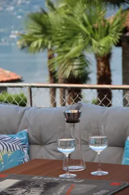 Garden apartment with lake view - Image 4