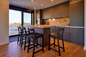 Centrally located penthouse with views, Wi-Fi + A/C, 2 bedrooms - Image 5