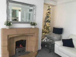 Llandudno by the Pier & Beaches - Great Location - Bright 2 - Bedroom Apt - Image 2
