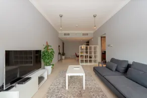 Modern Apt w/ Beautiful City Views in Downtown Dubai - Image 2