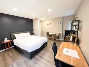 Smart studio! Free parking. In-unit laundry. Cozy! - Image 2