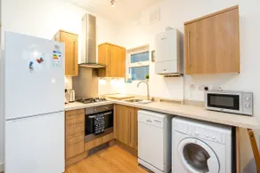 NEW Stylish 1 Bedroom Flat with Garden | London - Image 5