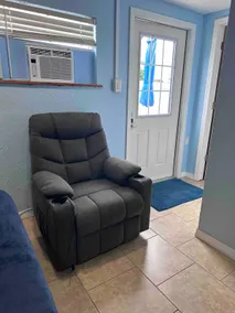Cozy and Private Studio Near Downtown & Beaches - Image 5