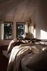 The Voyager - Luxury Waterfront Cabin - Image 4