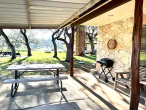Cozy 1 bedroom cabin right by Gruene! - Image 3