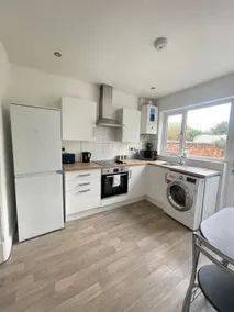 Lovely Ground Floor Flat with free parking - Image 3