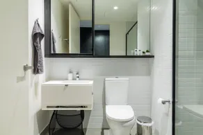 Modern 1 Bedroom in Tranquil Parklands - Image 5