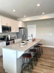 Cozy and Modern Mountain-View Townhome - Image 4