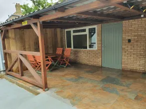 DOG FRIENDLY little bungalow with patio & private driveway - Image 2