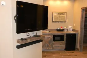 SUITE #2- Large Comfortable Private with 2 Beds - Image 4