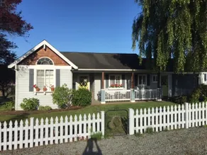 Charming Bayview Beach Cottage - Image 2