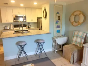 Newly renovated only minutes away from the beach!! - Image 5