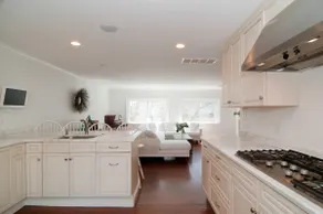 BOSTON LUXURY FOR LESS!! NEAR BCEC - Image 3