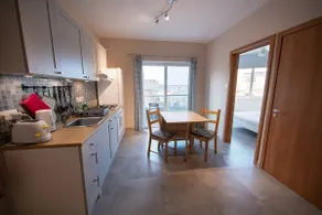 Sunny Retreat: Fast Wifi, Walk to Beach & Bus - Image 3