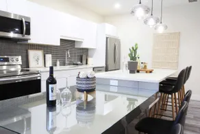 Executive Bsmt Suite, King Bed, 5 min to DT & Whyte Ave, Sleeps 6! - Image 2